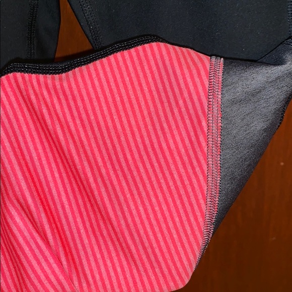 Under armour compression capris - Picture 4 of 5